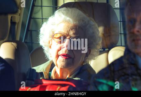 La reine Elizabeth II est vue quitter son domaine de Sandringham, le jour suivant le jour de l'accession, (février 6), qui a marqué 70 ans depuis la mort de son père, le roi George VI, et quand elle a été proclamée reine. Sa Majesté a pris un vol en hélicoptère de Sandringham au château de Windsor. Queen Elizabeth II, Sandringham, Norfolk, Royaume-Uni, le 7 février, 2022 Banque D'Images