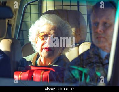 La reine Elizabeth II est vue quitter son domaine de Sandringham, le jour suivant le jour de l'accession, (février 6), qui a marqué 70 ans depuis la mort de son père, le roi George VI, et quand elle a été proclamée reine. Sa Majesté a pris un vol en hélicoptère de Sandringham au château de Windsor. Queen Elizabeth II, Sandringham, Norfolk, Royaume-Uni, le 7 février, 2022 Banque D'Images