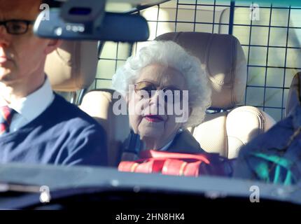 La reine Elizabeth II est vue quitter son domaine de Sandringham, le jour suivant le jour de l'accession, (février 6), qui a marqué 70 ans depuis la mort de son père, le roi George VI, et quand elle a été proclamée reine. Sa Majesté a pris un vol en hélicoptère de Sandringham au château de Windsor. Queen Elizabeth II, Sandringham, Norfolk, Royaume-Uni, le 7 février, 2022 Banque D'Images