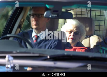 La reine Elizabeth II est vue quitter son domaine de Sandringham, le jour suivant le jour de l'accession, (février 6), qui a marqué 70 ans depuis la mort de son père, le roi George VI, et quand elle a été proclamée reine. Sa Majesté a pris un vol en hélicoptère de Sandringham au château de Windsor. Queen Elizabeth II, Sandringham, Norfolk, Royaume-Uni, le 7 février, 2022 Banque D'Images