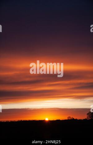 Le soleil se lève sur les Fens près de la ville marchande du Lincolnshire de Bourne, au Royaume-Uni. 15th févr. 2022. Royaume-Uni. Credit: Jonathan Clarke/Alamy Live News Banque D'Images