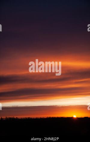 Le soleil se lève sur les Fens près de la ville marchande du Lincolnshire de Bourne, au Royaume-Uni. 15th févr. 2022. Royaume-Uni. Credit: Jonathan Clarke/Alamy Live News Banque D'Images