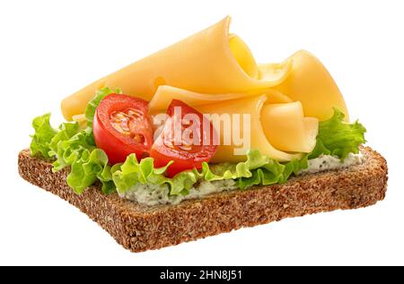 Tranches de fromage Gouda sur pain de seigle isolé sur fond blanc, vue de dessus Banque D'Images