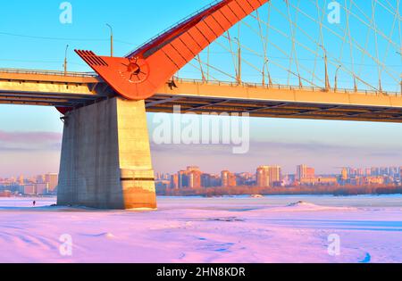 Matin sur les rives de l'OB. Le support du pont d'arche Bugrinsky sur la rivière d'hiver à la périphérie d'une grande ville. Novosibirsk, Sibérie, Banque D'Images