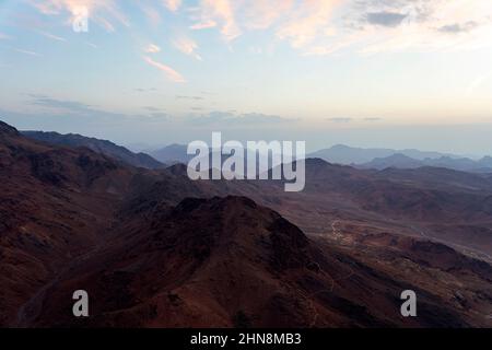 Incroyable lever du soleil à la montagne du Sinaï, belle aube en Egypte, tôt le matin vue sur le sommet du mont Moses Banque D'Images