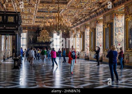 HILLEROD, DANEMARK - 30 JUIN 2016 : les touristes visitent la salle du Grand Chevalier du château de Frederiksborg. Banque D'Images