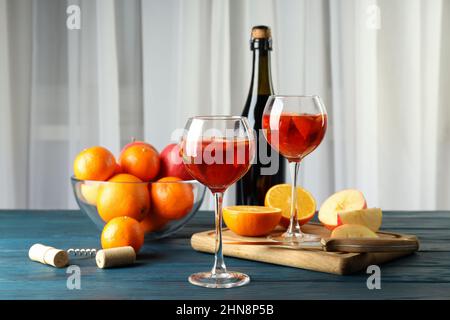 Concept de boisson alcoolisée avec Sangria sur table en bois Banque D'Images