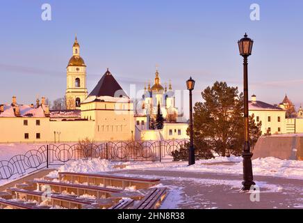 Le Kremlin de Tobolsk en hiver. Mur de la forteresse orientale du site dans le jardin d'Ermak dans la première capitale de la Sibérie. Russie, 2021 Banque D'Images