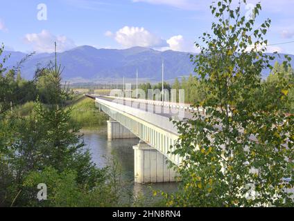 Un nouveau pont au-dessus de la rivière Katun dans les montagnes de l'Altaï sous un ciel bleu. Sibérie, Russie Banque D'Images