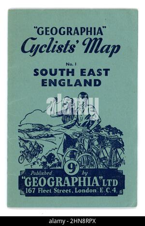 Carte des cyclistes de la série Geographia des années 1940 du Sud-est de l'Angleterre, . Question no 1. Publié par Geographia Ltd. 167 Fleet Street, Londres, EC4. L'illustration montre un couple heureux dehors en s'appréciant à vélo dans la campagne, lecture de carte, en agitant à un autre groupe de vélo, vers 1945 / 1946 Banque D'Images