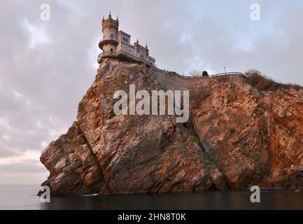 Yalta, Crimée, Russie-10.25.2019: Le château de nid d'hirondelle en Crimée. Le nid du petit château hirondelle sur une falaise élevée sur la rive de la mer noire dans le p Banque D'Images