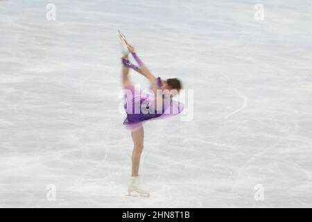 Pékin, Chine. 15th févr. 2022. Kamila Valieva, du Comité olympique russe (ROC), participe au programme de courte durée de patinage des femmes aux Jeux Olympiques d'hiver de 2022 à Beijing, au Stade intérieur de la capitale, le 15th 2021 février à Beijing, en Chine Credit: Mickael Chavet/Alay Live News Banque D'Images