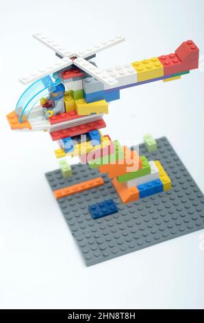 Hélicoptère jouet en brique colorée Banque D'Images