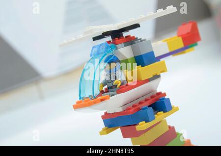 Hélicoptère jouet en brique colorée Banque D'Images