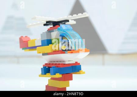 Hélicoptère jouet en brique colorée Banque D'Images