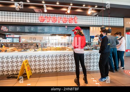 24 octobre 2021, Grevena, Grèce: Cantine Everest et buffet avec plats frais de fastfood Banque D'Images