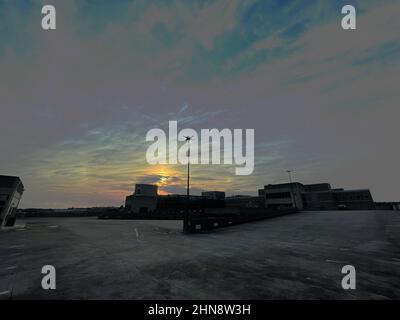 Augusta, GA USA - 12 13 21: Quartier médical de l'hôpital Augusta GA centre-ville ville haut d'une terrasse de stationnement Banque D'Images