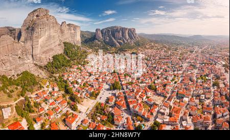 Vue panoramique aérienne de la ville de Kalabaka près des célèbres monastères sur les sommets des piliers de pierre de Meteora. Le concept de l'accommodation touristique Banque D'Images