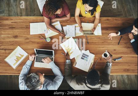 Vue panoramique sur les affaires. Photo en grand angle d'une équipe d'hommes d'affaires se rencontrant autour de la table de la salle de réunion dans le bureau. Banque D'Images