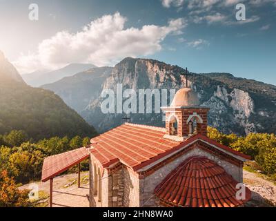 Drone aérien vue panoramique d'une petite chapelle du Prophète Elias dans un profond canyon près de la légendaire Olympe de montagne - le panthéon de tous les dieux grecs an Banque D'Images