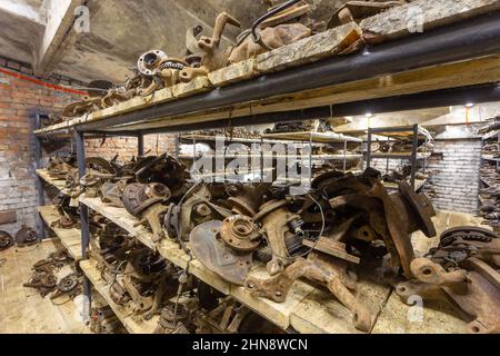 Pièces de voiture d'occasion sur l'étagère de l'usine. Pièces automobiles d'occasion à vendre dans un magasin dans une décharge sanitaire. Porte-fusée rotatif, leviers de voitures. Démontage des voitures. Banque D'Images