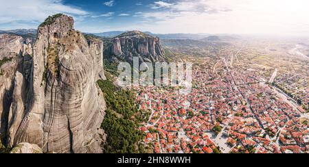 Vue panoramique aérienne de la ville de Kalabaka près des célèbres monastères sur les sommets des piliers de pierre de Meteora. Le concept de l'accommodation touristique Banque D'Images