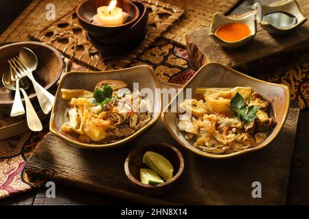 Timlo Solo. Soupe claire javanaise avec un rouleau d'œufs, du poulet et des œufs de soja de Solo / Surakarta, Java central Banque D'Images