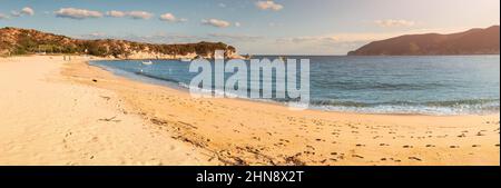 Vue panoramique sur l'une des plages les plus emblématiques et les plus populaires de la région de Halkidiki - Kalamitsi sur la péninsule de Sithonia. Visite de Grèce et vacati Banque D'Images