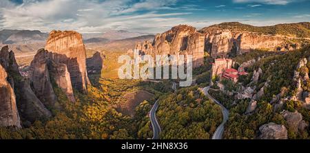 Panorama des célèbres monastères Meteora volant en Grèce à l'automne. Rendez-vous dans les merveilles du monde. Visitez les attractions touristiques et les sites touristiques Banque D'Images