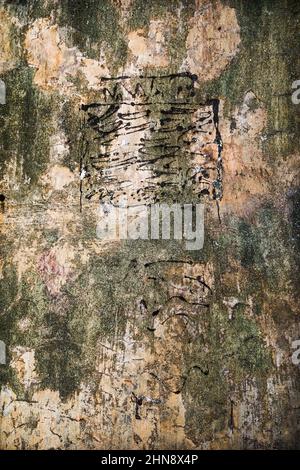 Résumé des résidus de colle sur un mur à LAN Kwai Fong, Central, Hong Kong Island Banque D'Images