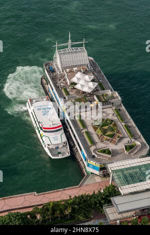 Discovery Bay 6, l'une des flottes de traversiers en catamaran exploités par Discovery Bay Transportation Services, à Central Pier 3, île de Hong Kong, 2008 Banque D'Images