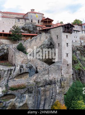 Vue sur le monastère de Meteoron près de la ville de Kalambaka en Grèce. Destinations touristiques et de voyage Banque D'Images