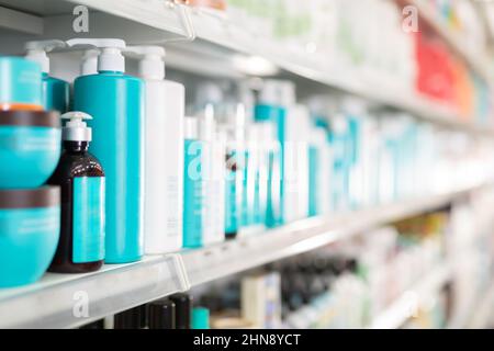 Produits de soins capillaires sur les étagères du magasin dans le supermarché Banque D'Images