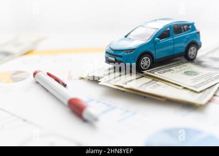 Vue avant d'une voiture bleue sur les dessins de draps Banque D'Images
