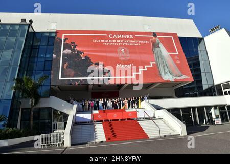 France, côte d'azur, Cannes, exposition publicitaire pour le cadre de la ville sur le palais du festival où ont lieu chaque année le célèbre Festival du film. Banque D'Images