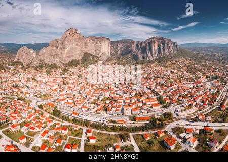 Vue panoramique aérienne de la ville de Kalabaka près des célèbres monastères sur les sommets des piliers de pierre de Meteora. Le concept de l'accommodation touristique Banque D'Images