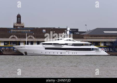 15/02/2022 Tilbury UK opulent super yacht Lusine est un tout nouveau yacht lancé en 2022. Le $70 millions de superyacht est en cours d'essais en mer et est un Banque D'Images