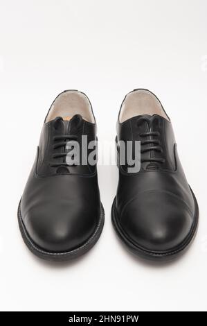 Chaussures noires pour hommes sur fond blanc Banque D'Images