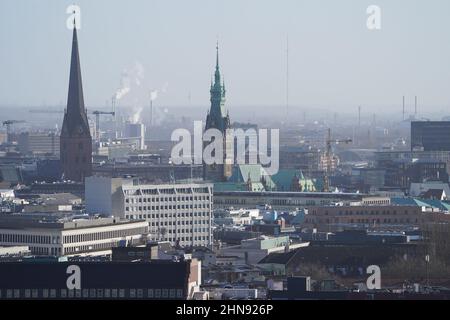 Hambourg, Allemagne. 28th janvier 2022. Vue sur l'hôtel de ville de Hambourg (M) et le centre-ville. Credit: Marcus Brandt/dpa/Alay Live News Banque D'Images