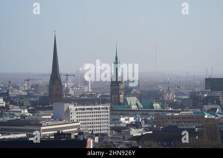 Hambourg, Allemagne. 28th janvier 2022. Vue sur l'hôtel de ville de Hambourg (M) et le centre-ville. Credit: Marcus Brandt/dpa/Alay Live News Banque D'Images