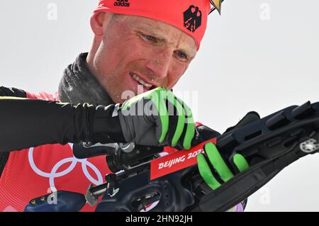 Zhangjiakou, province chinoise du Hebei. 15th févr. 2022. Erik Lesser, d'Allemagne, est en compétition pendant le relais hommes de biathlon de 4x7.5km au Centre national de biathlon de Zhangjiakou, dans la province de Hebei, dans le nord de la Chine, le 15 février 2022. Credit: Guo Cheng/Xinhua/Alamy Live News Banque D'Images