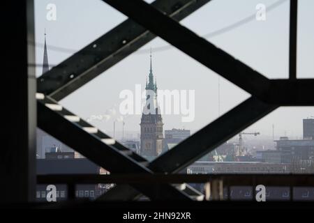 Hambourg, Allemagne. 28th janvier 2022. Vue sur l'hôtel de ville de Hambourg (M) et le centre-ville. Credit: Marcus Brandt/dpa/Alay Live News Banque D'Images