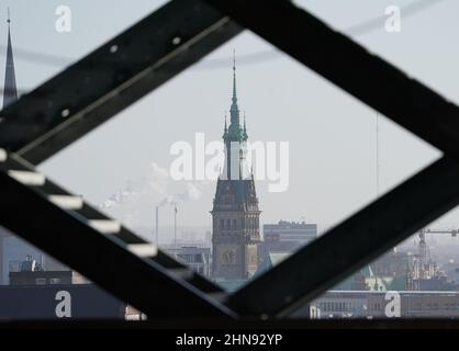 Hambourg, Allemagne. 28th janvier 2022. Vue sur l'hôtel de ville de Hambourg (M) et le centre-ville. Credit: Marcus Brandt/dpa/Alay Live News Banque D'Images