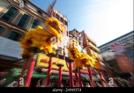 Kuala Lumpur, Malaisie. 15th févr. 2022. Une troupe de danse Lion qui se produit pendant les célébrations de CHAP Goh Mei.15th nuit du nouvel an chinois à Hokkien du nouvel an lunaire, est également connue sous le nom de Yuan Xiao Jie, ou festival lanterne dans le quartier de China Town. Cela marque le dernier jour des célébrations du nouvel an lunaire chinois l'année du tigre. Crédit : SOPA Images Limited/Alamy Live News Banque D'Images