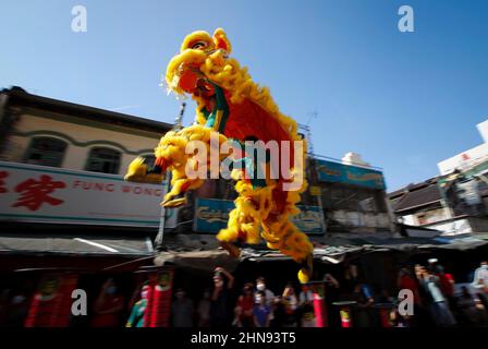 Kuala Lumpur, Malaisie. 15th févr. 2022. Une troupe de danse Lion qui se produit pendant les célébrations de CHAP Goh Mei.15th nuit du nouvel an chinois à Hokkien du nouvel an lunaire, est également connue sous le nom de Yuan Xiao Jie, ou festival lanterne dans le quartier de China Town. Cela marque le dernier jour des célébrations du nouvel an lunaire chinois l'année du tigre. Crédit : SOPA Images Limited/Alamy Live News Banque D'Images