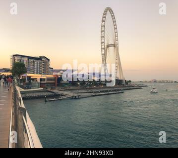 Dubai, Émirats Arabes Unis - 2nd janvier 2021 : la dernière attraction touristique de Dubaï et la plus grande grande grande grande grande roue de Ferris au monde, vue depuis un pont. Banque D'Images
