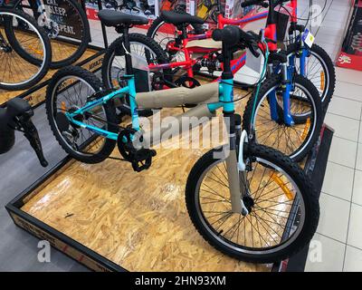 Dubaï, Émirats arabes Unis - 24th décembre 2020 - vélos enfants colorés en vente sur un hypermarché Carrefour. Banque D'Images