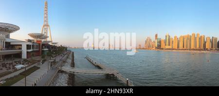 Dubai, Émirats Arabes Unis - 2nd janvier 2021 : vue sur les propriétés commerciales et résidentielles de luxe les plus récentes en front d'eau de Dubaï avec archiite moderne Banque D'Images