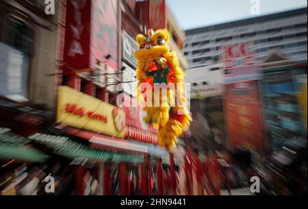 Kuala Lumpur, Malaisie. 15th févr. 2022. Une troupe de danse Lion qui se produit pendant les célébrations de CHAP Goh Mei.15th nuit du nouvel an chinois à Hokkien du nouvel an lunaire, est également connue sous le nom de Yuan Xiao Jie, ou festival lanterne dans le quartier de China Town. Cela marque le dernier jour des célébrations du nouvel an lunaire chinois l'année du tigre. (Photo de Wong Fok Loy/SOPA Images/Sipa USA) Credit: SIPA USA/Alay Live News Banque D'Images