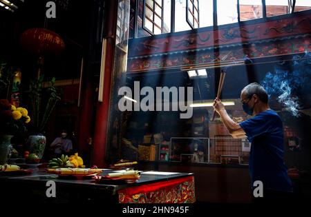 Kuala Lumpur, Malaisie. 15th févr. 2022. Une ethnie chinoise offrant des prières pendant les célébrations de CHAP Goh Mei.15th nuit du nouvel an chinois à Hokkien du nouvel an lunaire, est également connu sous le nom de Yuan Xiao Jie, ou Festival Lantern dans le quartier de la ville de Chine. Cela marque le dernier jour des célébrations du nouvel an lunaire chinois l'année du tigre. (Photo de Wong Fok Loy/SOPA Images/Sipa USA) Credit: SIPA USA/Alay Live News Banque D'Images